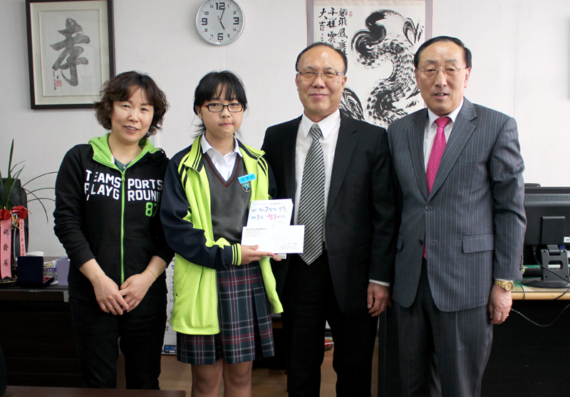 (왼쪽부터)김예지 학생 보호자, 국민일보 최연소 신문 배달 청소년 김예지 학생, 이돈희 본지 수석부사장 겸 수석논설위원, 이상도 본지 발행인이 기념 촬영을 하고 있다.