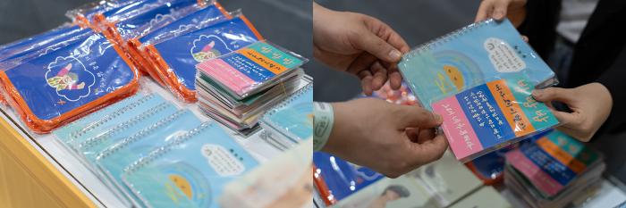 사진1 부스 참가자에게 전달된 신이어마켙 굿즈 사진한국콘텐츠진흥원 사진2 굿즈를 수령하는 부스 참가자의 모습 사진한국콘텐츠진흥원