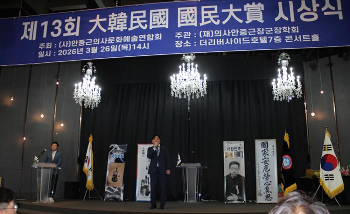 개회 선언을 하고 있는 이용일 조직위원장