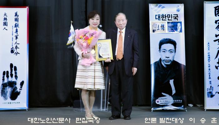 수상 후 기념 촬영을 하고 있는 이승훈 편집국장왼쪽