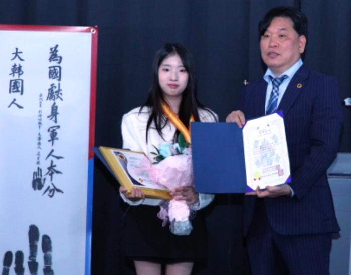 빈예서 수상자와 기념 촬영을 하고 있는 이용일 조직위원장오른쪽