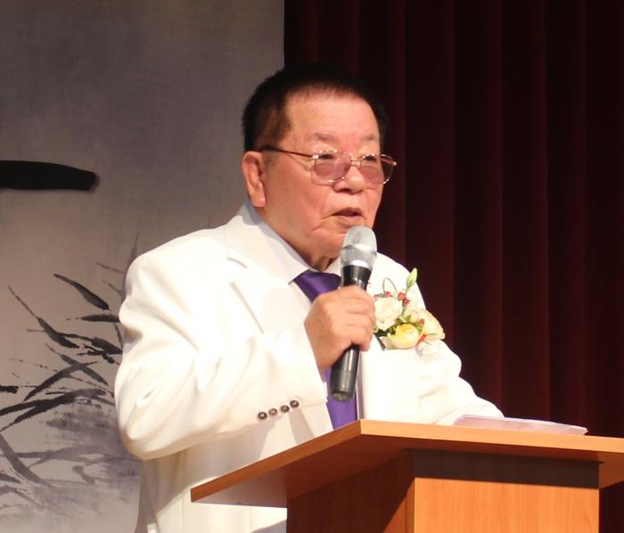 인사말을 하고 있는 박정수 작가