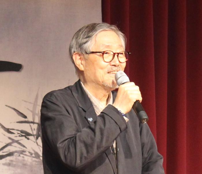 김호운 한국문인협회 이사장이 격려사를 하고 있다